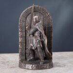 Veronese Design: Maltese Crusader Armored Knight Statue Guarding Door - Decorative Bookend, Cold Cast Bronze Resin, High Quality 7 ⅝" Sculpture - Image 4